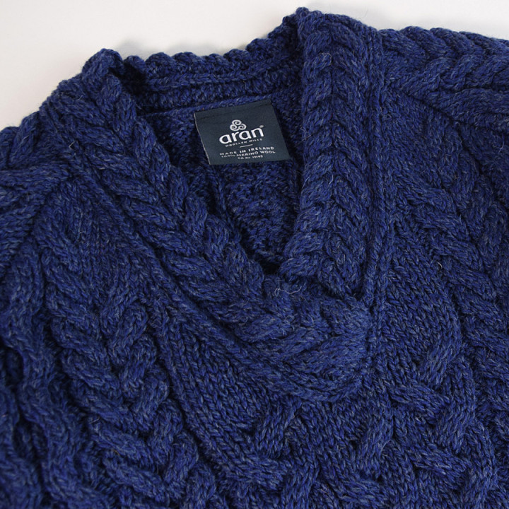 Pull femme col v merinos bleu aran woollen mills