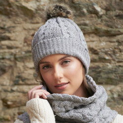 Bonnet à revers en laine à boutons avec pompon