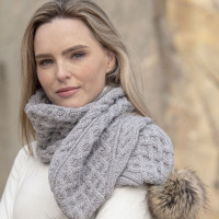 Kit Tricot Herrschners Chapeau écharpe à Pompons - Gris Blanc, Neuf, Tout Inclus