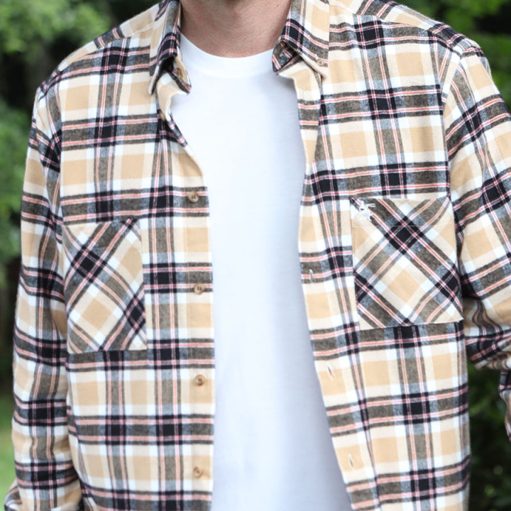 Boutons ton sur ton et poches plaquées