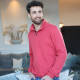 Pull au coloris uni rouge clair.