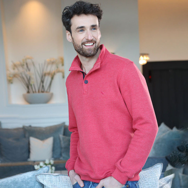Pull au coloris uni rouge clair.