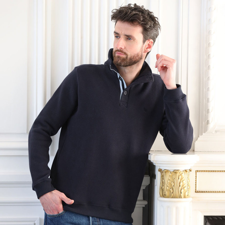 Pull au coloris uni bleu marine.