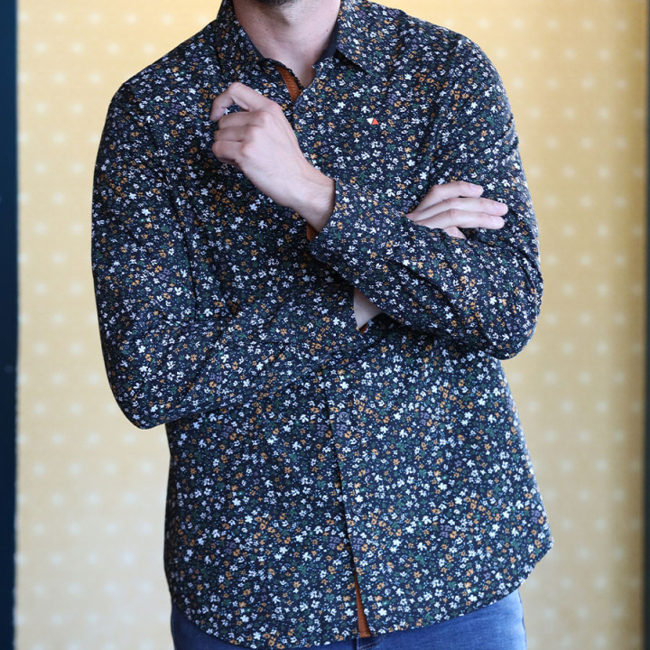 Motif fleurs blanches, oranges et vertes