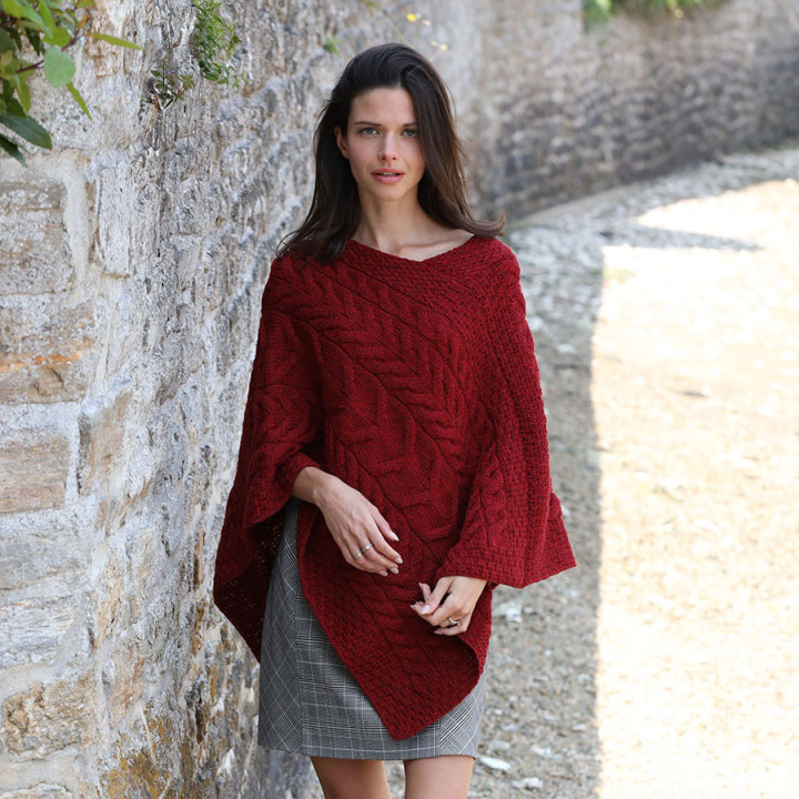 Poncho Supersoft Torsades Rouge Aran Woollen Mills