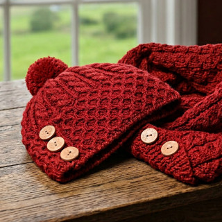 Bonnet Rouge Pompon 3 Boutons Aran Woollen Mills