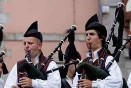 Cornemusiers jouant pendant le Festival de Cornouaille