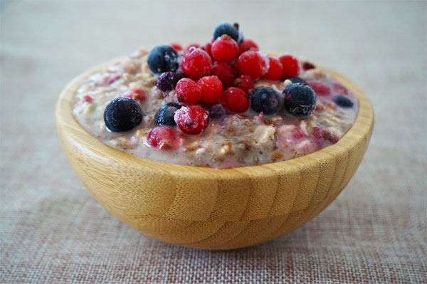 Petit-déjeuner sain : délicieux flocons d'avoine aux fruits rouges chauds –  BE Vegan