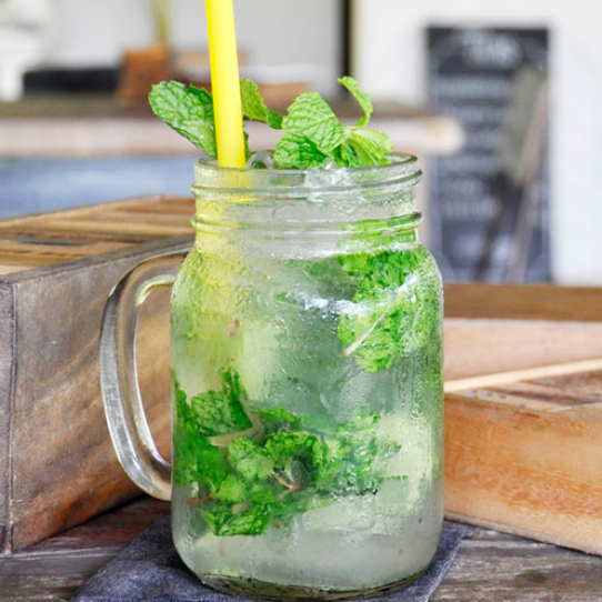 Lemon and apple sparkling mocktail