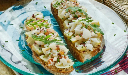Crab, Artichokes and Sea herbs Toasts